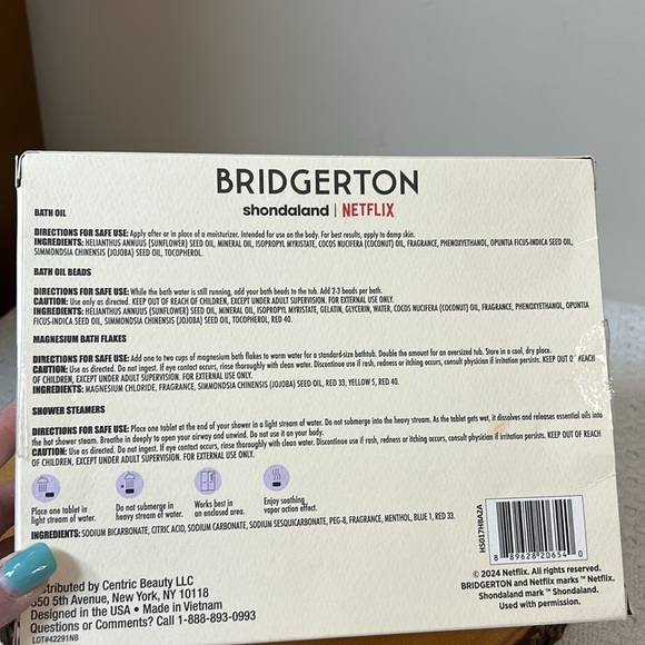 Bridgerton Soothing Bath Set with shower steamers, bath oil and bath soak flakes - Picture 3 of 4